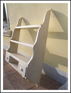 Piccola piattaia, mobiletto a scaffali a giorno laccato in stile Shabby. 77 l x 92 h x 21 p. 