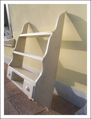 Piccola piattaia, mobiletto a scaffali a giorno laccato in stile Shabby. 77 l x 92 h x 21 p. 
