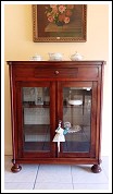 Vetrina o cristalliera di piccole dimensioni. 93 l x 110 h x 33 p.