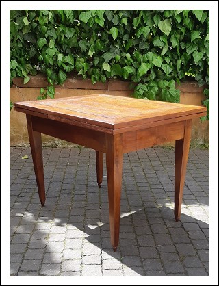 Tavolo antico allungabile dell\’800 con piano filettato