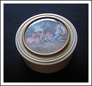 Miniatura su porta-pillole in avorio. Parigi XVIII secolo.