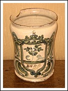 Albarello in maiolica policroma, corona di marchese, armi e data 1772. Angolo mancante.