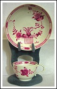 Tazzina in porcellana Meissen, marchio in uso dal 1763 al1774.