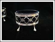 Magnifica coppia di saliere romane in argento primo impero (1804-1814), punzonate. Vetri originali.