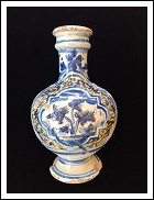 Versatoio policromo in maiolica siciliana del XVIII secolo, da restaurare. 