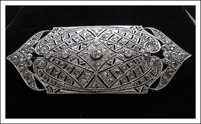 Spilla in oro bianco 18 Kt. con 105 diamanti. Art De&#769;co. Gr. 21,40. 