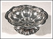 Saliera di benvenuto russa in argento sbalzato, punzone di Mosca 18 Cm. 3,2 x 7,2 x 6. Perfetta