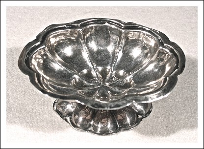 Saliera di benvenuto russa in argento sbalzato, punzone di Mosca 18 Cm. 3,2 x 7,2 x 6. Perfetta